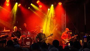 Günther Sigl (vorne, Mitte) und Barny Murphy (vorne, rechts) sind die beiden verbliebenen Gründungsmitglieder der Band.