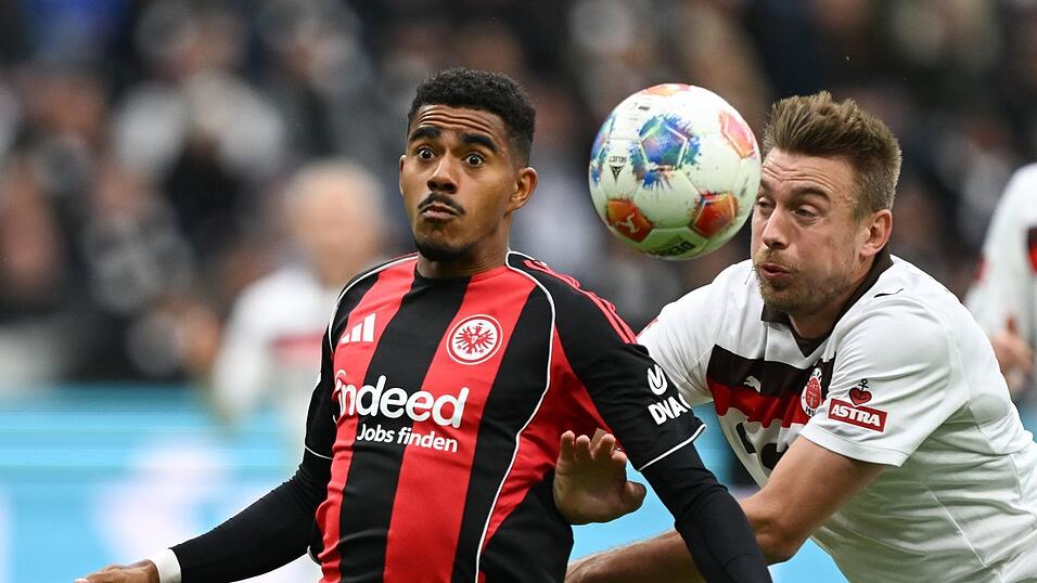 Lieferten sich ein umkämpftes Duell: Eintracht Frankfurt um Ansgar Knauff (l) und der FC St. Pauli um Hauke Wahl (r). Lieferten sich ein umkämpftes Duell: Eintracht Frankfurt um Ansgar Knauff (l) und der FC St. Pauli um Hauke Wahl (r).