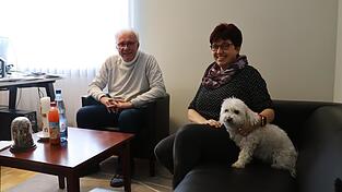 Pfarrer Johann Baier spricht mit Pastoralreferentin Marion Dauerer über die Zukunft der Pfarreiengemeinschaft. Dauerer unterstützt Baier bei der Organisation und den Gottesdiensten. Häufig begleitet sie bei der Arbeit ihr Hund Rasti. Pfarrer Johann Baier spricht mit Pastoralreferentin Marion Dauerer über die Zukunft der Pfarreiengemeinschaft. Dauerer unterstützt Baier bei der Organisation und den Gottesdiensten. Häufig begleitet sie bei der Arbeit ihr Hund Rasti.