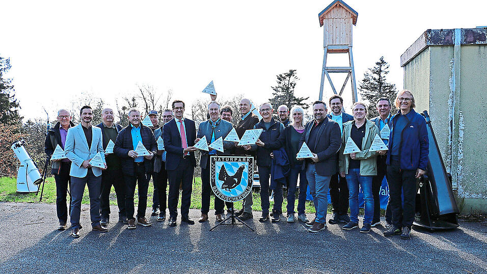 Anstelle der &uuml;blichen Spaten wurden von den bisher beauftragten Firmen ASA f&uuml;r das Teleskop und Innovametall f&uuml;r die Kuppel ein Element mit symbolischen Kuppelteilen gefertigt und an die Teilnehmer verteilt.