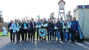 Anstelle der &uuml;blichen Spaten wurden von den bisher beauftragten Firmen ASA f&uuml;r das Teleskop und Innovametall f&uuml;r die Kuppel ein Element mit symbolischen Kuppelteilen gefertigt und an die Teilnehmer verteilt.