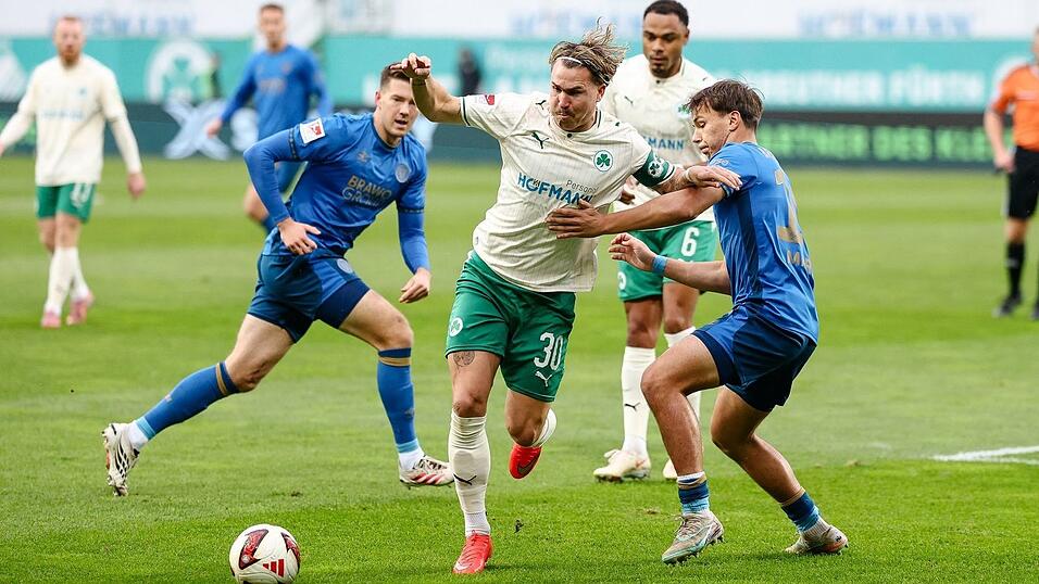 Am Ende eines eher mittelmäßigen Zweitliga-Spiels jubelt Fürth gegen Braunschweig. Am Ende eines eher mittelmäßigen Zweitliga-Spiels jubelt Fürth gegen Braunschweig.