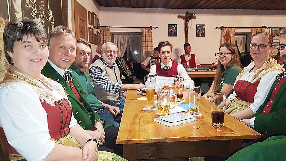 Die Pastritztaler mit Vorsitzender Beate Stoiber und Stellvertreter Herbert Heindl (von links) waren die Gastgeber beim Gau-Stammtisch.