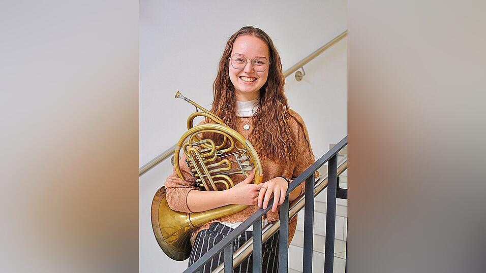 Als abenteuerlustig bezeichnet sich Franziska Maier selbst, vor allem ist sie aber schwer musikalisch und ihre künstlerischen und pädagogischen Kenntnisse bringt sie nun auch im ILE-Musikraum ein. Als abenteuerlustig bezeichnet sich Franziska Maier selbst, vor allem ist sie aber schwer musikalisch und ihre künstlerischen und pädagogischen Kenntnisse bringt sie nun auch im ILE-Musikraum ein.