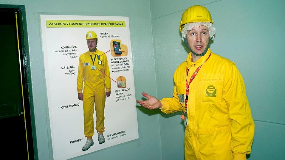 Akw-Sprecher Marek Svitak erkl&auml;rt die Schutzma&szlig;nahmen im Kontrollbereich des Akw Temelin. (Archivbild)