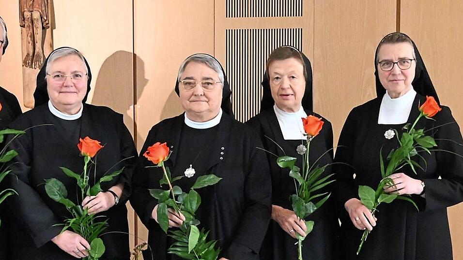 Die neue Generalleitung (v. l.): Generalrätin Sr. M. Elisa Döschl, Generalrätin Sr. M. Rosa Haindl, Generaloberin Sr. M. Jakobe Schmid, Generalvikarin Sr. M. Melanie Gollwitzer und Generalrätin Sr. M. Ariane Huber Die neue Generalleitung (v. l.): Generalrätin Sr. M. Elisa Döschl, Generalrätin Sr. M. Rosa Haindl, Generaloberin Sr. M. Jakobe Schmid, Generalvikarin Sr. M. Melanie Gollwitzer und Generalrätin Sr. M. Ariane Huber