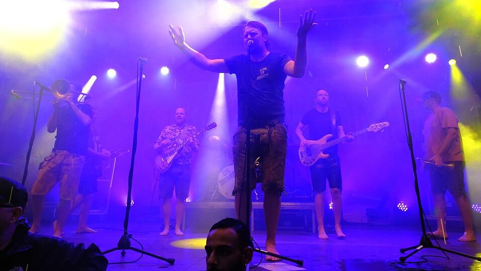 LaBrassBanda begeisterte am Donnerstagabend das Publikum in Straubing.