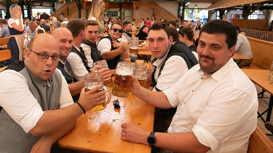 Die Partybilder vom Sonntag, 10. August, aus dem Festzelt Nothaft. Die Partybilder vom Sonntag, 10. August, aus dem Festzelt Nothaft.