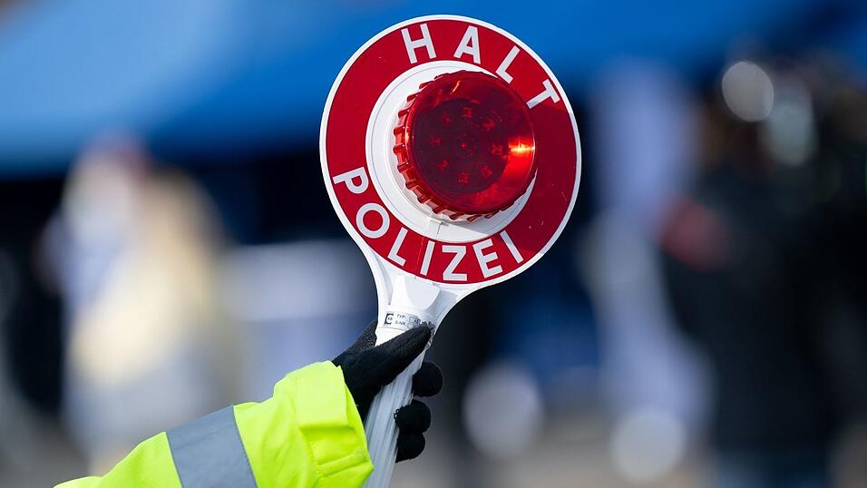 Der junge Fahrer lieferte für seine Raserei eine fragwürdige Erklärung ab. (Symbolbild) Der junge Fahrer lieferte für seine Raserei eine fragwürdige Erklärung ab. (Symbolbild)