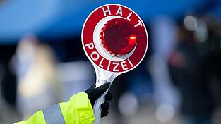 Der junge Fahrer lieferte für seine Raserei eine fragwürdige Erklärung ab. (Symbolbild) Der junge Fahrer lieferte für seine Raserei eine fragwürdige Erklärung ab. (Symbolbild)