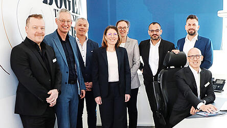 Bei der Feier des einj&auml;hrigen Telenotarzt-Betriebs (von links): Betriebsleiter Stefan Neppl, Straubings Oberb&uuml;rgermeister Markus Pannermayr, &auml;rztlicher Leiter Rettungsdienst Dr. Stephan Nickl, Bogens B&uuml;rgermeisterin Andrea Probst, Stephanie Aumer vom Zweckverband f&uuml;r Rettungsdienst und Feuerwehralarmierung, RKT-Inhaber G&ouml;khan Altincik, operativer Gesch&auml;ftsleiter Tim Christen und &auml;rztlicher Leiter Dr. Ulf Aschenbrenner.