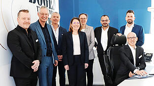 Bei der Feier des einj&auml;hrigen Telenotarzt-Betriebs (von links): Betriebsleiter Stefan Neppl, Straubings Oberb&uuml;rgermeister Markus Pannermayr, &auml;rztlicher Leiter Rettungsdienst Dr. Stephan Nickl, Bogens B&uuml;rgermeisterin Andrea Probst, Stephanie Aumer vom Zweckverband f&uuml;r Rettungsdienst und Feuerwehralarmierung, RKT-Inhaber G&ouml;khan Altincik, operativer Gesch&auml;ftsleiter Tim Christen und &auml;rztlicher Leiter Dr. Ulf Aschenbrenner.