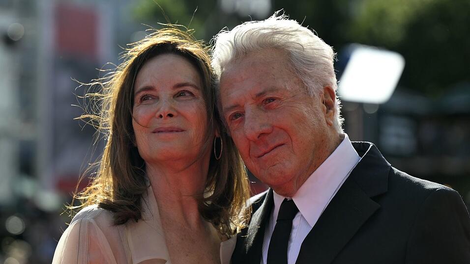 Der US-amerikanische Schauspieler Dustin Hoffman trifft mit seiner Frau Lisa beim 60. internationalen Filmfestival von Karlsbad (Karlovy Vary) ein. Der US-amerikanische Schauspieler Dustin Hoffman trifft mit seiner Frau Lisa beim 60. internationalen Filmfestival von Karlsbad (Karlovy Vary) ein.