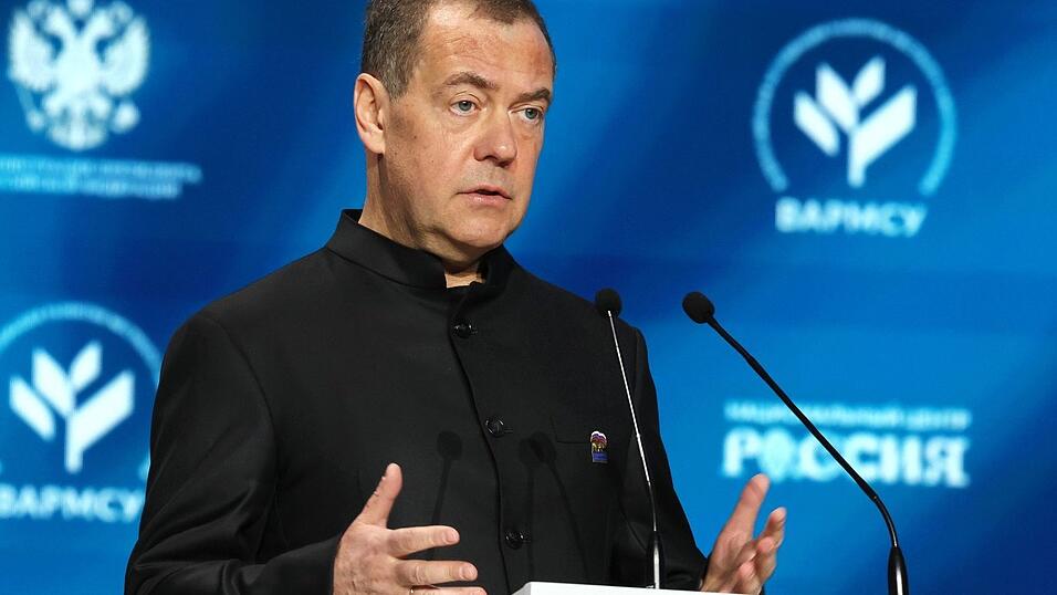 Der frühere russische Präsident Medwedew spricht sogar von militärischen Angriffen auf Deutschland. Der frühere russische Präsident Medwedew spricht sogar von militärischen Angriffen auf Deutschland.