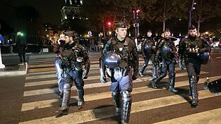 Eine verstärkte Polizeipräsenz sorgte dafür, dass die Nacht in französischen Städten ruhig verlief. Eine verstärkte Polizeipräsenz sorgte dafür, dass die Nacht in französischen Städten ruhig verlief.