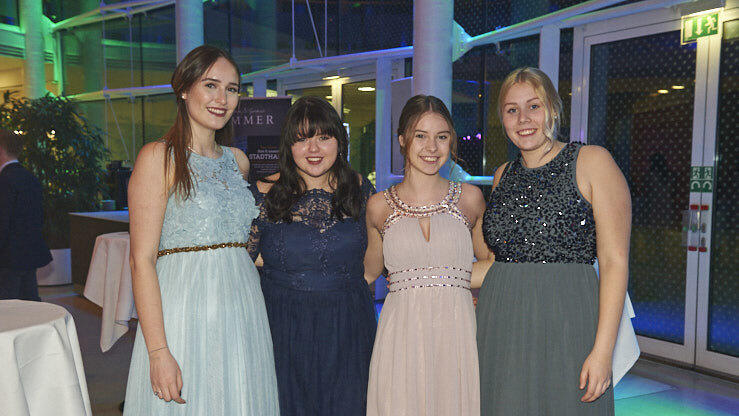 Die Metzgerzunft hat am Samstagabend in die Joseph-von-Fraunhofer-Halle eingeladen. Die Metzgerzunft hat am Samstagabend in die Joseph-von-Fraunhofer-Halle eingeladen.