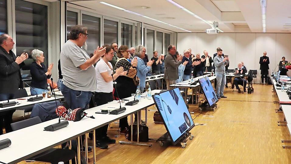 Mit Standing Ovations aller Fraktionen und von der Referentenbank der Verwaltung und mit ehrenden Worten von OB Markus Pannermayr (r.) ist berufsm&auml;&szlig;iger Stadtrat Alois Lermer in seiner letzten Stadtratssitzung in diesem Amt in den zum Jahresende beginnenden Ruhestand verabschiedet worden.
