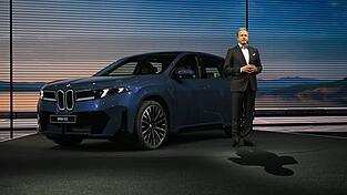 Konzernchef Oliver Zipse griff bei der Vorstellung des neuen BMW iX3 zu einigen Superlativen.