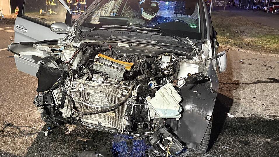Die Fahrerin dieses Autos hat beim Einbiegen in die Bundesstra&szlig;e den Rettungswagen &uuml;bersehen, der unterwegs zu einem Notfall war.
