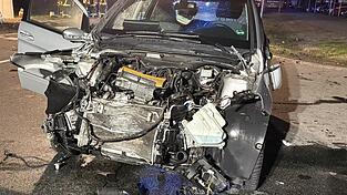 Die Fahrerin dieses Autos hat beim Einbiegen in die Bundesstra&szlig;e den Rettungswagen &uuml;bersehen, der unterwegs zu einem Notfall war.