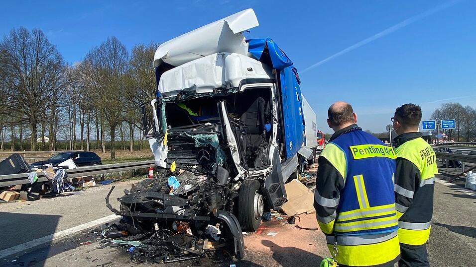 Drei Lkw knallten am Mittwochmorgen auf der Autobahn A3 zwischen Sinzing und Regensburg aufeinander. Zwei der Fahrer wurden dabei schwer verletzt.