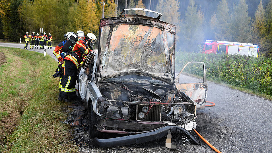 Die Feuerwehr konnte das brennende Auto nicht mehr retten.