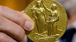 Die Rückseite der Nobel-Medaille für Physik stellt die Natur in Form einer Göttin dar, die aus den Wolken auftaucht und ein Füllhorn hält. Der Schleier, der ihr Gesicht bedeckt, wird vom Genie der Wissenschaft hochgehalten. (Archivbild)
