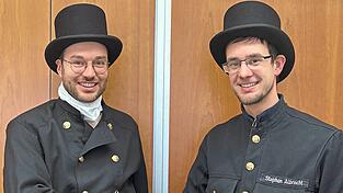 Der alte geht, der neue Kaminkehrermeister ist schon da: Stephan Albrecht hat in Plattling &uuml;bernommen. Matthias Ebner betreut ab sofort die Kunden im Bayerwald.&nbsp;