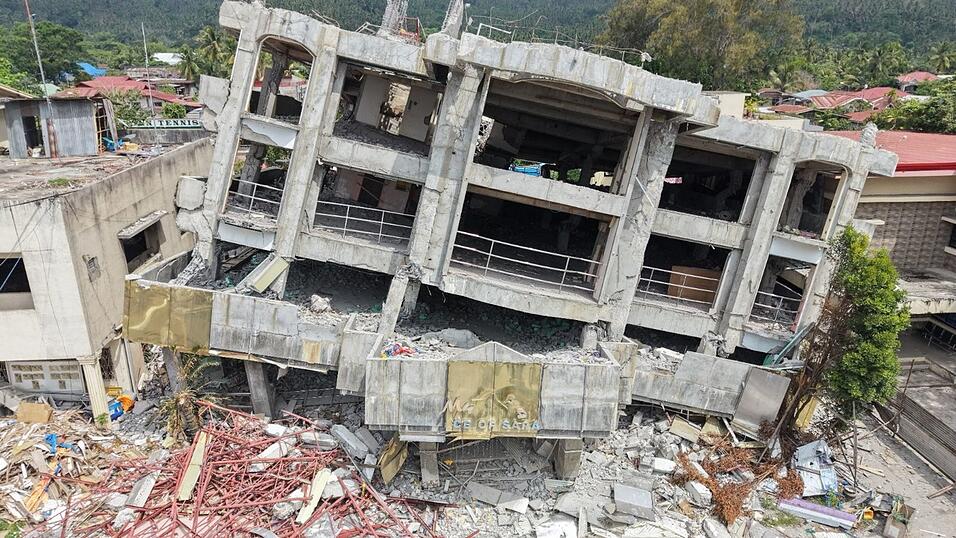 Zerstörte Häuser, Straßen und Brücken, eine steigende Zahl von Toten: Die Folgen des starken Erdbebens vor fast einer Woche sind auf der philippinischen Insel Mindanao nach wie vor dramatisch. Zerstörte Häuser, Straßen und Brücken, eine steigende Zahl von Toten: Die Folgen des starken Erdbebens vor fast einer Woche sind auf der philippinischen Insel Mindanao nach wie vor dramatisch.