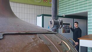Wichtig für den Geschmack: In der Maischpfanne wird geschrotetes Malz mit Wasser vermischt und so die Inhaltsstoffe des Malzes gelöst. Simon Strasser stellt die Temperatur am Bedienfeld ein und überwacht den Vorgang. Wichtig für den Geschmack: In der Maischpfanne wird geschrotetes Malz mit Wasser vermischt und so die Inhaltsstoffe des Malzes gelöst. Simon Strasser stellt die Temperatur am Bedienfeld ein und überwacht den Vorgang.