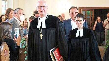 An der Seite von Regionalbischof Klaus Stiegler zieht Ulrike Dittmar in die Erl&ouml;serkirche ein.