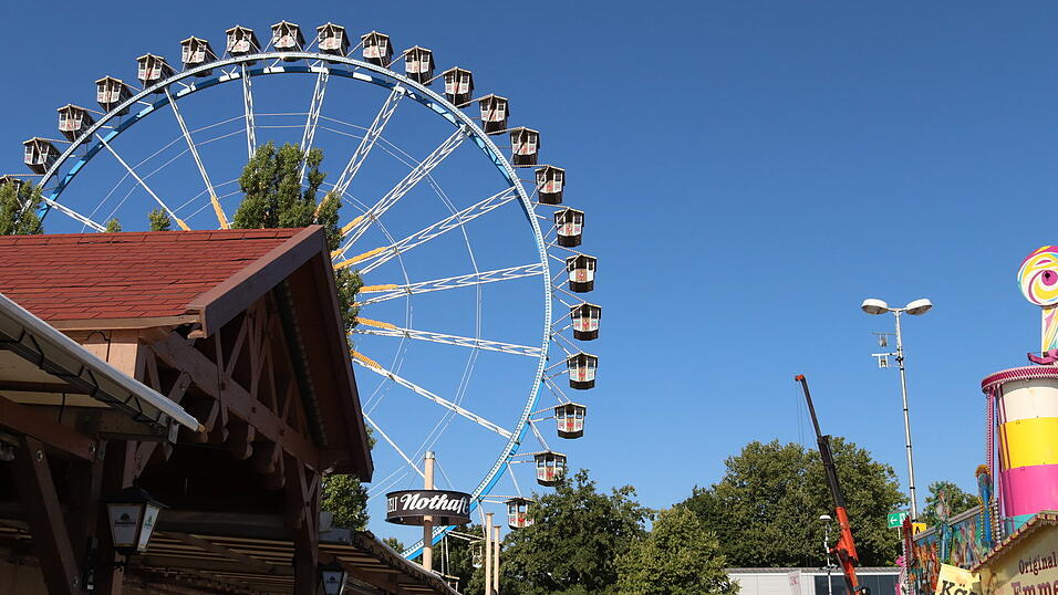 Acht Tage vor Beginn des Gäubodenvolksfestes laufen die Aufbauarbeiten am Festplatz Am Hagen auf Hochtouren. Acht Tage vor Beginn des Gäubodenvolksfestes laufen die Aufbauarbeiten am Festplatz Am Hagen auf Hochtouren.