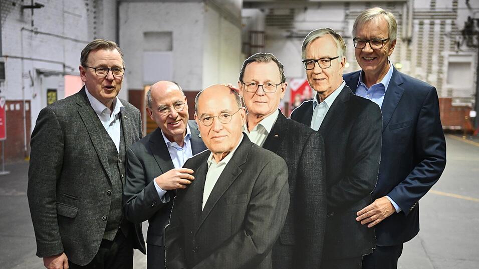 Die drei 'Silberlocken' mit Pappkameraden ihrer selbst: Bodo Ramelow (l.), Gregor Gysi (2.v.l.) und Dietmar Bartsch (r.) Die drei 'Silberlocken' mit Pappkameraden ihrer selbst: Bodo Ramelow (l.), Gregor Gysi (2.v.l.) und Dietmar Bartsch (r.)