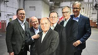 Die drei 'Silberlocken' mit Pappkameraden ihrer selbst: Bodo Ramelow (l.), Gregor Gysi (2.v.l.) und Dietmar Bartsch (r.)
