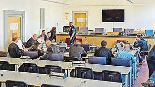 Erst nach und nach kamen die Geständnisse, für die die Verteidiger mit Gericht und Staatsanwaltschaft mildere Strafen herausgehandelt hatten.