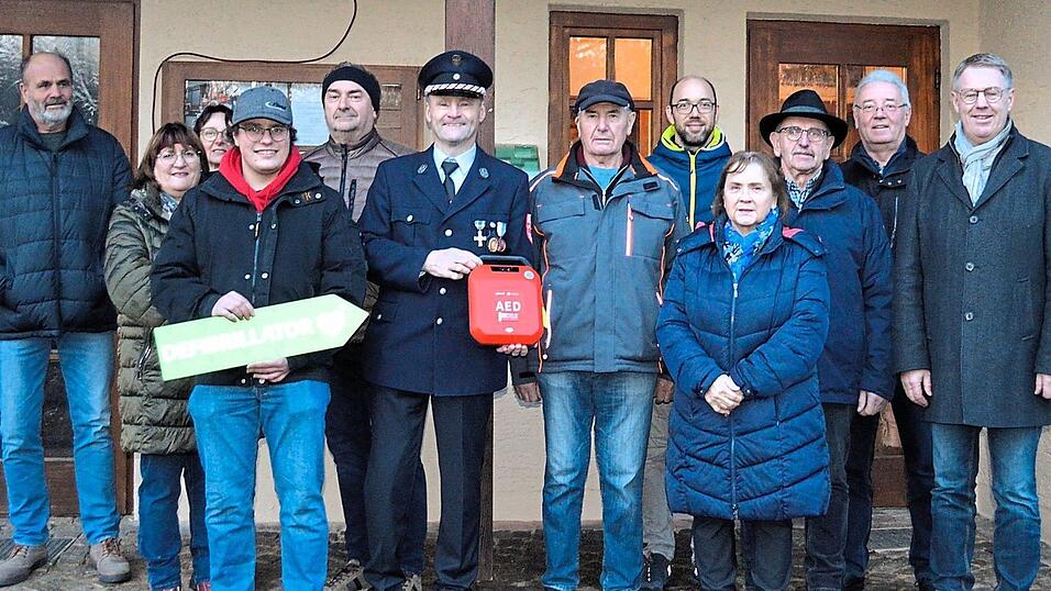 Viele haben bei der Anschaffung des Defibrillators mitgeholfen - Feuerwehrvorstand Klaus Schlecht (Mitte) und B&uuml;rgermeister Herbert Bauer (rechts) dankten f&uuml;r die Unterst&uuml;tzung und den Zusammenhalt.
