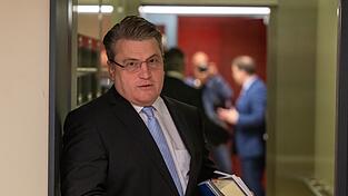 Winfried Bausback m&ouml;chte die AfD in erster Linie politisch stellen. Ein Teilverbot h&auml;lt er dennoch f&uuml;r m&ouml;glich. (Archiv)