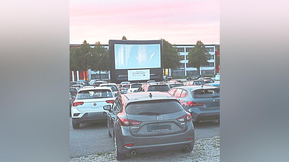 Ein bisschen Nostalgie kommt da im Abendrot beim Landshuter Autokino Mitte Mai auf. Viele Kinobetreiber setzen nach Corona aber eher auf Open Air, weil das wirtschaftlicher sei. Ein bisschen Nostalgie kommt da im Abendrot beim Landshuter Autokino Mitte Mai auf. Viele Kinobetreiber setzen nach Corona aber eher auf Open Air, weil das wirtschaftlicher sei.