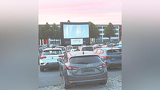 Ein bisschen Nostalgie kommt da im Abendrot beim Landshuter Autokino Mitte Mai auf. Viele Kinobetreiber setzen nach Corona aber eher auf Open Air, weil das wirtschaftlicher sei.