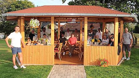 Die Schönauer freuen sich über den neuen Treffpunkt mitten im Ort.