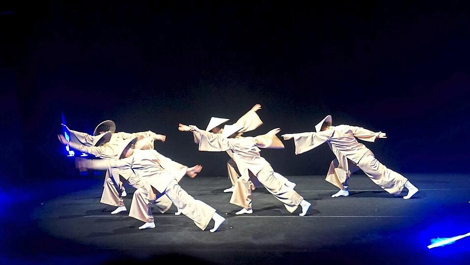 Thea Sosani inszenierte daf&uuml;r eine Choreografie mit asiatischen H&uuml;ten und schlichten Kost&uuml;men.