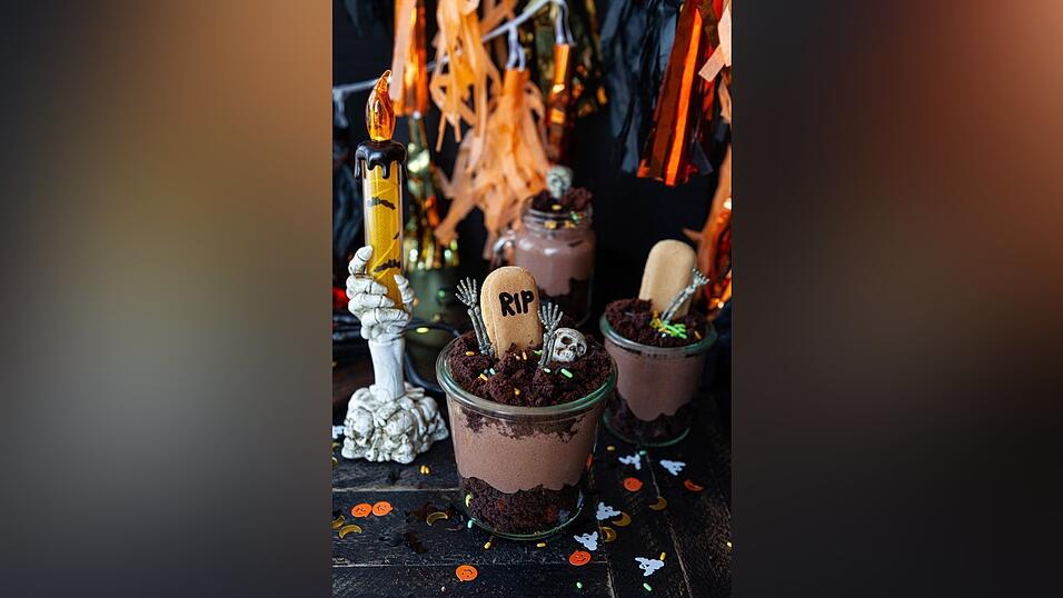 Der Koch hat dieses Rezept leider mit ins Grab genommen... Das gruselige Dessert ist nicht nur eine Augenweide - auch die Eingeweide werden sich beim Genuss freuen.