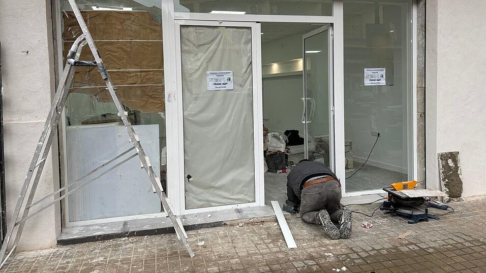 Viel Gesch&auml;fte in dem Flutgebiet sind geschlossen, doch an einigen Orten wird hoffnungsvoll f&uuml;r eine Wiederer&ouml;ffnung renoviert.