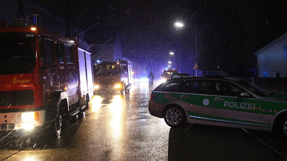 Feuerwehreinsatz kurz vor Mitternacht am Montag im Auweg in Regensburg.