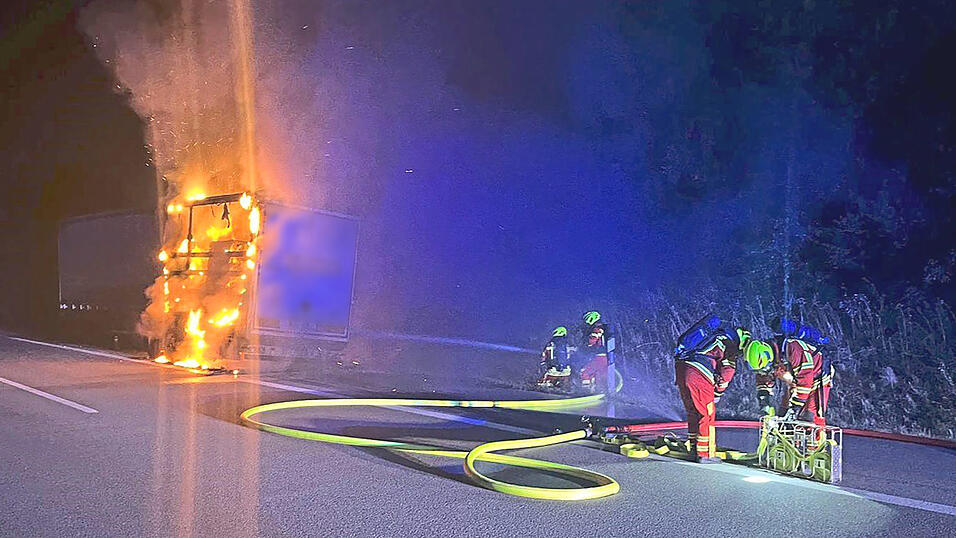 Auf Höhe von Kirchroth stand der mit Papierballen beladene Auflieger auf der A 3 in der Nacht in Flammen. Auf Höhe von Kirchroth stand der mit Papierballen beladene Auflieger auf der A 3 in der Nacht in Flammen.