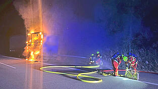 Auf Höhe von Kirchroth stand der mit Papierballen beladene Auflieger auf der A 3 in der Nacht in Flammen.