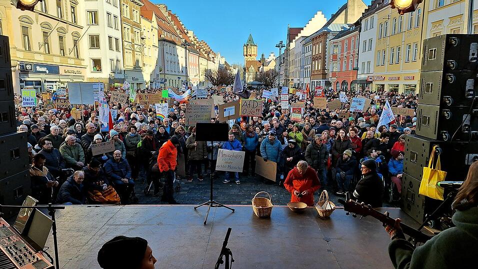 Bunt, laut und in Scharen zeigten die Straubinger Präsenz für Demokratie und gegen rechtsextreme Umtriebe.