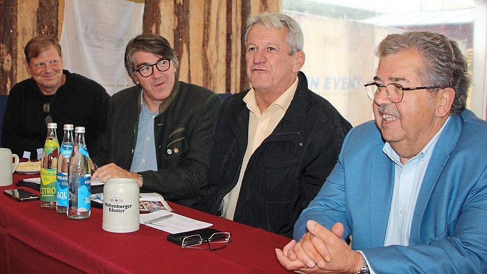 Andreas Pfeffer, stellvertretender Vorsitzender des Bundesverbands der Schausteller, Christian Pl&ouml;tz, Vorsitzender des Volksfestvereins, Festwirt J&uuml;rgen Sch&uuml;tzenmeier und Josef Kappenberger (von links), zweiter Vorsitzender des Volksfestvereins, ziehen Bilanz.