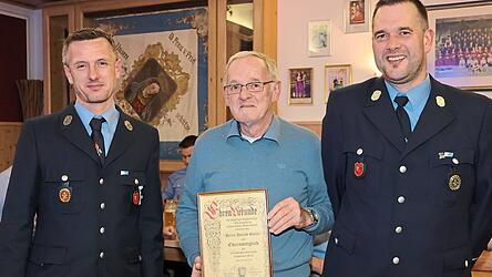Harald Strejc (Mitte) wurde vom Vorsitzenden Simon Beischl (l.) und Kommandanten Florian Strejc (r.) zum Ehrenmitglied ernannt.