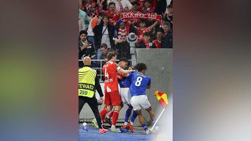 Gerangel von Spielern beider Teams nach der Partie.